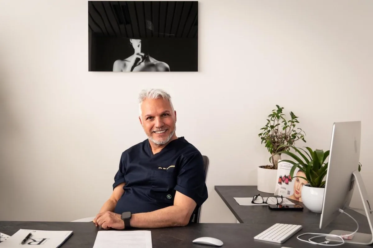 Il dottor Guerrieri alla scrivania del suo studio